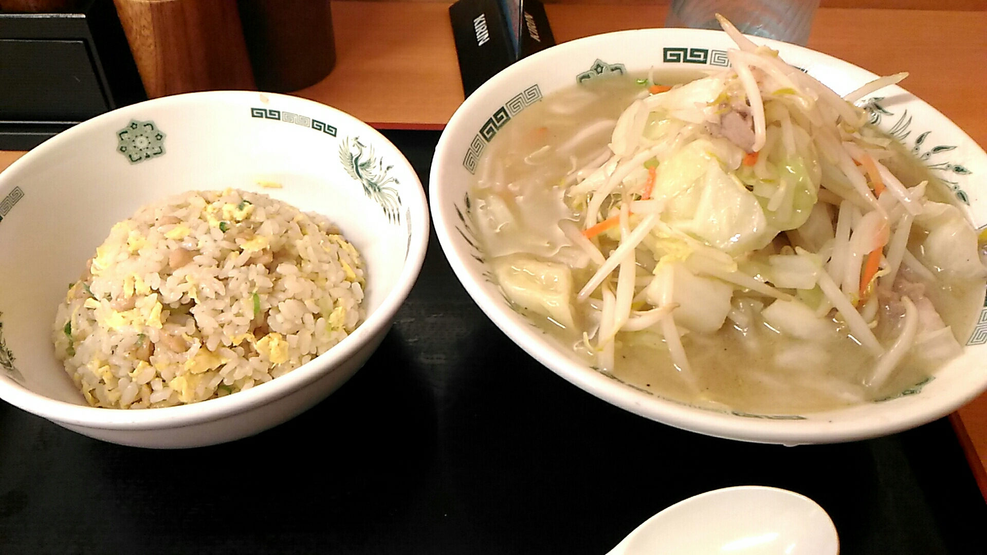爆音轟く日高屋で 野菜たっぷりタンメン半チャーハンセット 僕と磁石と乾電池 爆音轟く日高屋で 野菜たっぷりタンメン半チャーハンセット 僕と磁石と乾電池
