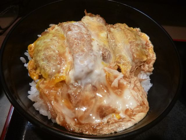 グリーンピースがのったカツ丼を探せ 鶴見のタイガーで上カツ丼と餃子の罠 僕と磁石と乾電池 グリーンピースがのったカツ丼を探せ 鶴見のタイガーで上カツ丼と餃子の罠 僕と磁石と乾電池