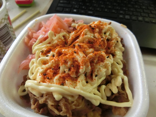 知人の女性に教えられたアレンジでオシャレ牛丼を食べる 僕と磁石と乾電池