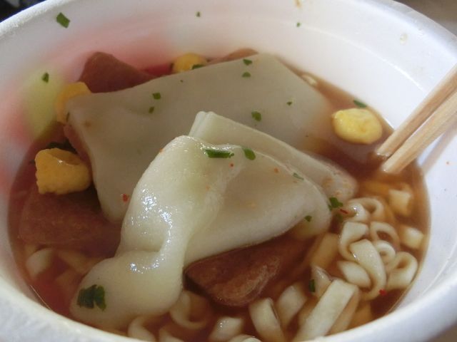 マルちゃん 赤いきつねの食べ方 君はどっち派でしょうか ピンクのきつね 僕と磁石と乾電池 マルちゃん 赤いきつねの食べ方 君はどっち派でしょうか ピンクのきつね 僕と磁石と乾電池