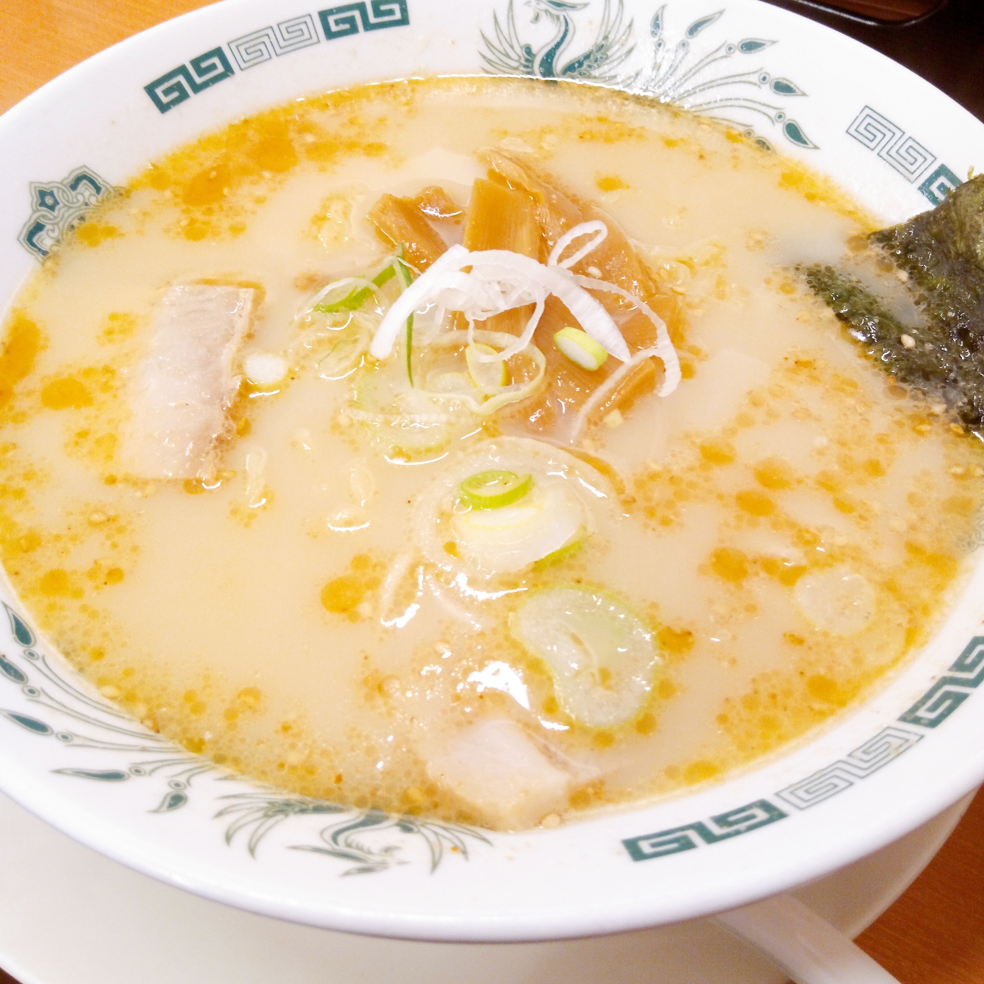 日高屋の とんこつラーメン のスープにチャーハンをいれると美味しいというので 僕と磁石と乾電池