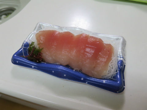 晩御飯のおかずが刺身の日は 人間1パックに猫2パックが必要量 ねこもり
