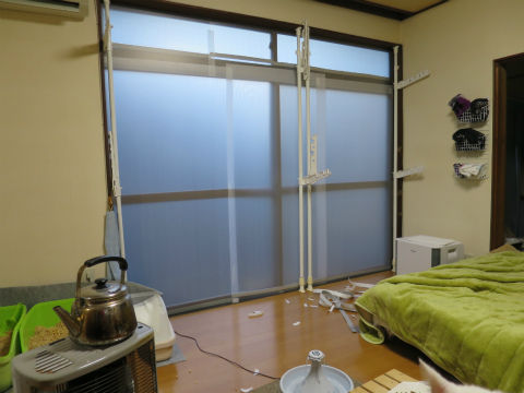 窓エコするお金がないので寒さ対策に1枚6円のプラダンを窓に張って簡易二重窓構造を作ってみた 後編 ねこもり 窓エコするお金がないので寒さ対策に1枚6円のプラダンを窓に張って簡易二重窓構造を作ってみた 後編 ねこもり