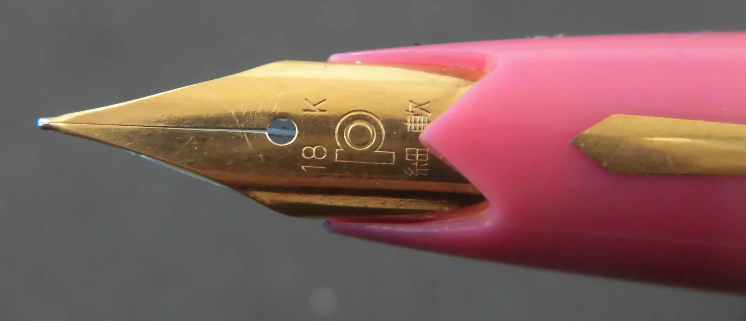 共にPLUTINUM18K,  黒の方は中字、ピンクは細軟。 共にPLUTINUM18K, 黒の方は中字、ピンクは細軟。 共にPLUTINUM18K, 黒