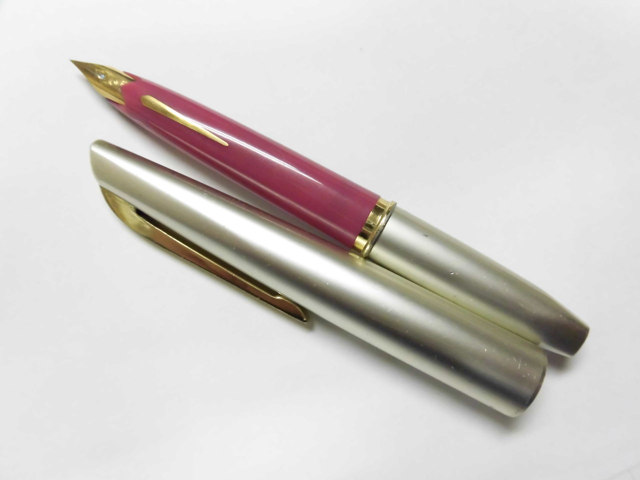 共にPLUTINUM18K,  黒の方は中字、ピンクは細軟。 sddefault.jpg