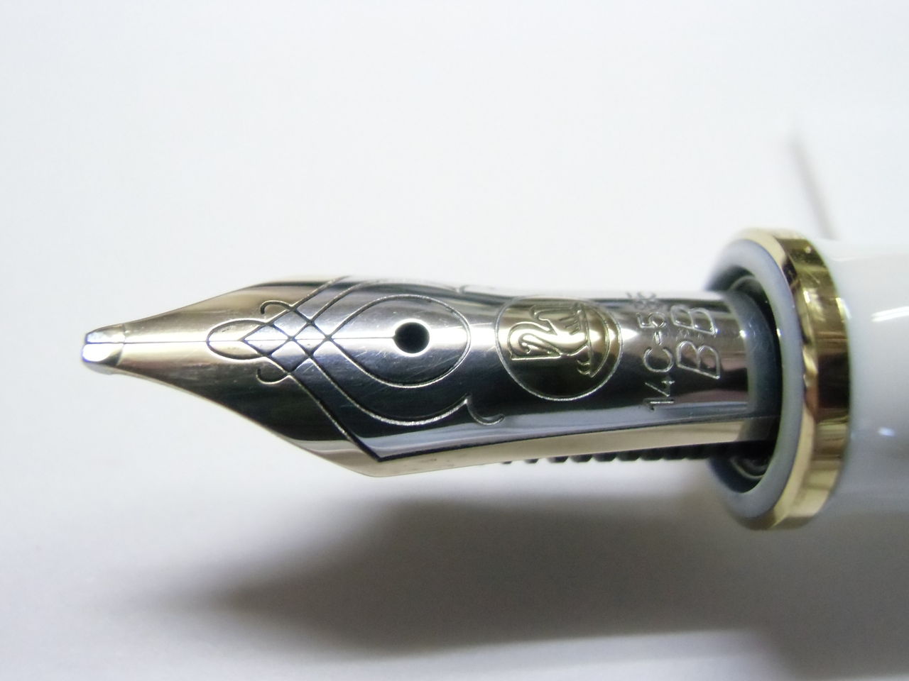 Pelikan 万年筆　M400 白　14C 583 EF Pelikan 万年筆 M400 白 14C 583 EF 筆記具