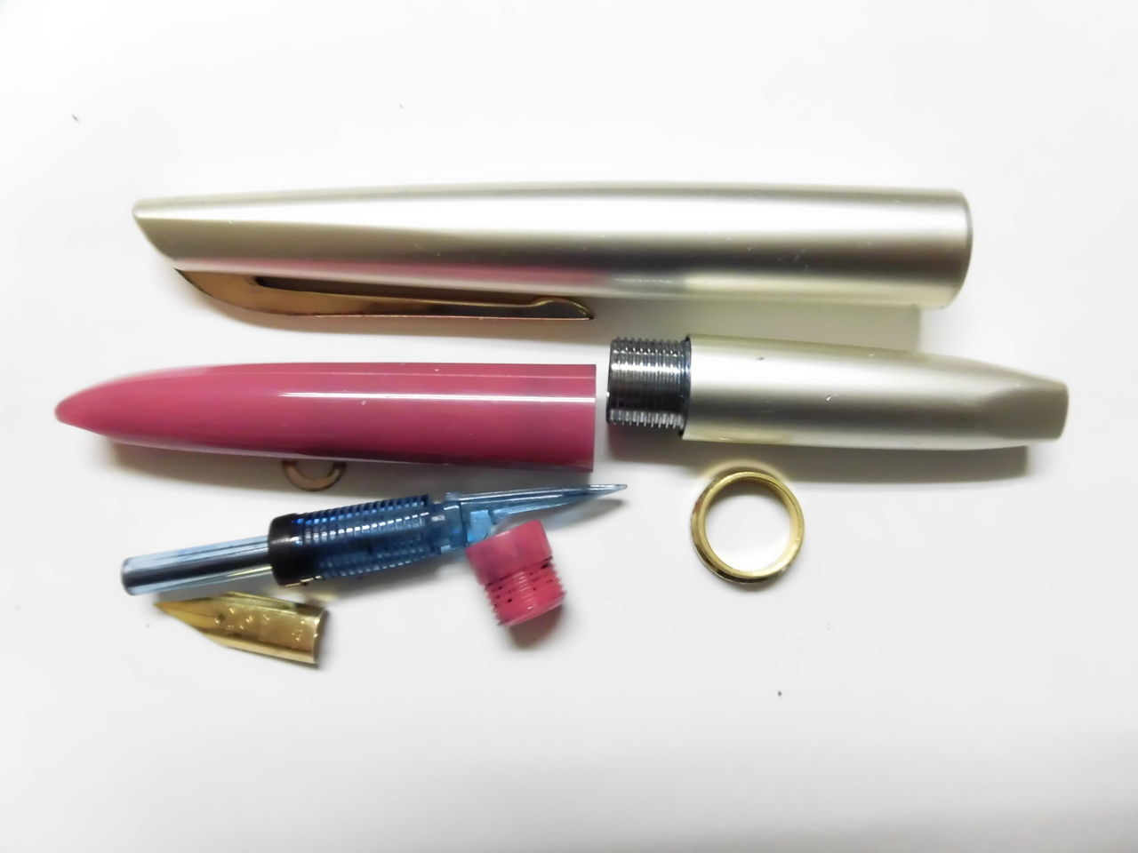 共にPLUTINUM18K, 黒の方は中字、ピンクは細軟。 共にPLUTINUM18K, 黒の方は中字、ピンクは細軟。 共にPLUTINUM18K, 黒