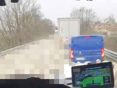 【モフモフ】 道路が渋滞していた。これでは車は動けない！ → 道はこの有様です…