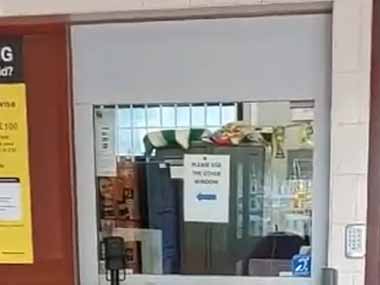 海外の駅の窓口で切符を買おうとした。…えっ？ → 言葉が通じるか不安です…