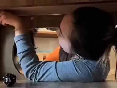 彼女が家具を組み立てていた。ボクも手伝うよ！ → 彼はこうします…