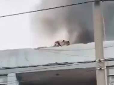 アパートが火事になった。屋上に逃げ遅れた犬がいるぞ！ → ひとりの男が救出に向かった…