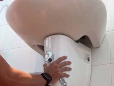 ネコ飼いが洗面台の下で作業をしていた。排水管が詰まったのかな？ → こういうことでした…