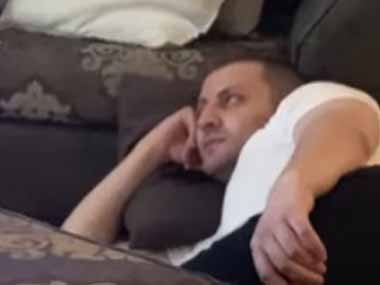 【子ネコ】 お父さんが横になってテレビを見ていた。スキあり！ → 毛玉は何度もこうします…