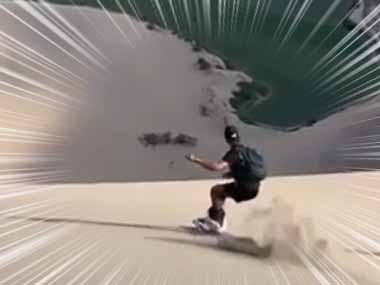 【イヌ】 男が砂丘をサンドボードで滑り降りる。これは爽快だ！ → 犬も追いかけます…