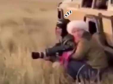 【え？】 サバンナで車から降りて猛獣を撮影していた。いい写真、撮れましたか？ → 隣りにやってきたのは…