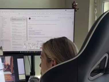 うちのネコは邪魔をしない。でも興味津々♪ → 私が在宅勤務中はこんな様子です…