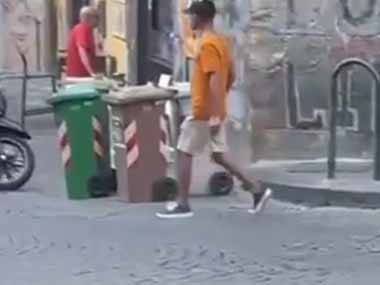 【ネコ】 １人の男が街中を歩いていた。そこを右にゃ！ → あの男は猫に操られているようです…