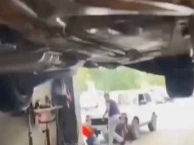 車をリフトで持ち上げて点検していた。ハマって出られないんですが → こんなところに毛玉がおりました…
