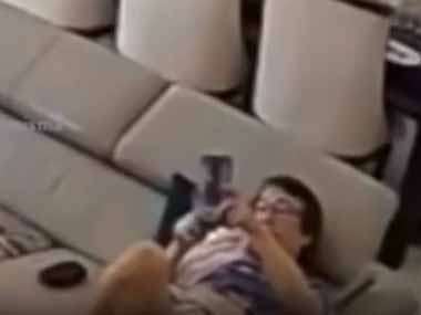 【ネコ】 お父さんがソファでくつろいでいた。この家で一番偉いのは誰ですか？ → これを見ればわかります…