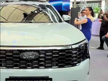 新車の発表会で除幕式が行われる。コンパニオンのお姉さんが布を引いた。えっ！？ → みんなが注目したのはこっちでした…