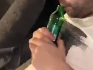 【ネコ】 ヒゲの男が「空き瓶」に息を吹き込んで音を立てていた。猫がやってきた → 音色の感想はこちらです…