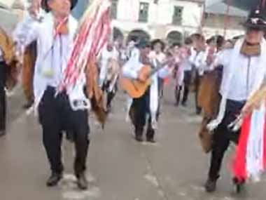 【イヌ】 通りでパレードが行われていた。参加中！ → 犬はこうなる…