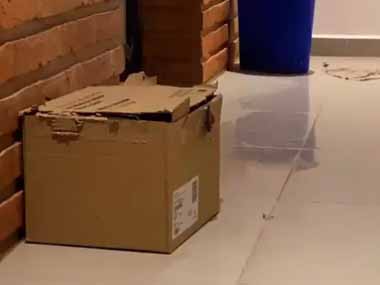 部屋の隅に１個のダンボール箱が置いてあった。その前を人が通りすぎる → とても危険です…