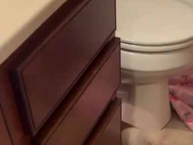 子猫がトイレから戻ってこない。どうしたのかな？ そっと見に行ってみた → 結果…