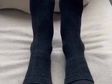 彼女がユニークな柄の靴下を履いていた。おそろいだね → いっしょに暮らす彼の足はこちらです…