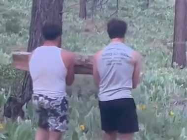 森の中にいかつい２人の男がいた。動物たちよ見ろ、これが人間の知恵だ！ → こうなる…