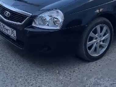 私の車の上に不審者が乗っていた。あの、ボンネットから降りてもらえませんか？ → 聞く耳を持ちません…