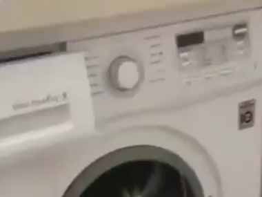 洗濯機から洗濯物を取り出していた。途中でちょっとその場から離れた → 戻ってきたらこんな様子です…