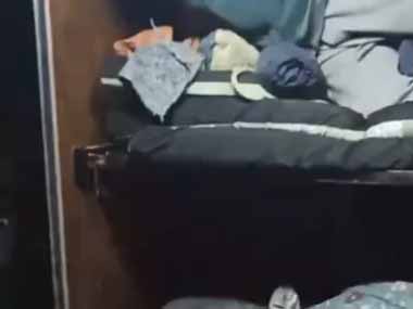 男が船室のベッドで寝ようとしていた。…えっ？あなたは誰ですか？→ 見知らぬひとがいるんだが…