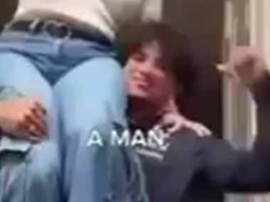 恋人を持ち上げて男らしさをアピールする、そんな男たち。ふんっ！ → 最後の男こそ本物の男です…