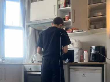 ネコは狙っているようだ。パパが台所でお茶の準備をしていた → 猫はこうした…