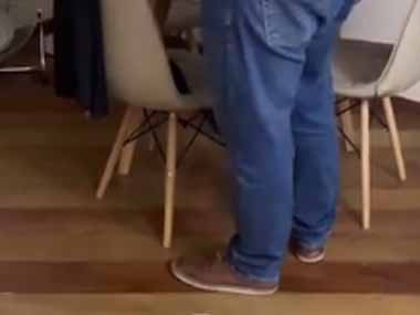【犬】パパが帰宅した。挨拶がまだですよ？ → 犬はパパが気づくまでこうします…