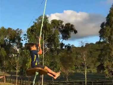 【イヌ】 少年がターザンロープで池を渡ろうとしていた。一蓮托生だ！ → 犬はこうします…