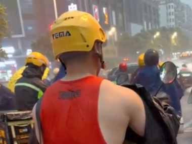 【イヌ】 男がスクーターに乗っていた。オレは濡れても構わない → 雨の中、カッパをこうします…