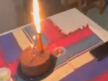 彼の誕生日をみんなで祝ってみた。うっひょ～！ → この喜びようです…