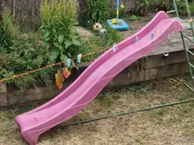 【イヌ】 庭には子供用の滑り台があった。スルルル～♪ → パパが犬を遊ばせていました…