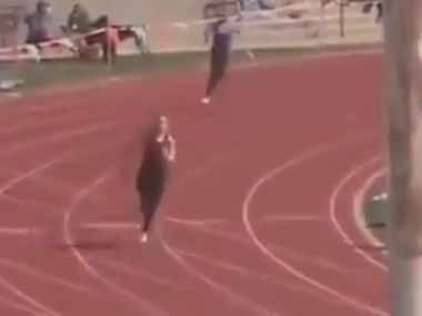 【イヌ】 高校生たちがリレー競技をしていた。１位は誰だ？ → 最終コーナーでダークホースの登場です…