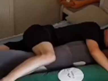 【イヌ】 飼い主が「抱き枕」を抱えて寝ていた。そこはボクの場所！ → 犬はこうします…