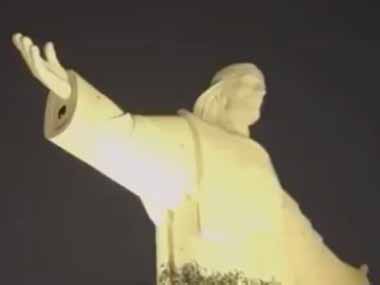 【ネコ】 そこには巨大なキリスト像が立っていた。下界は騒々しいのう → 猫様はここにいます…