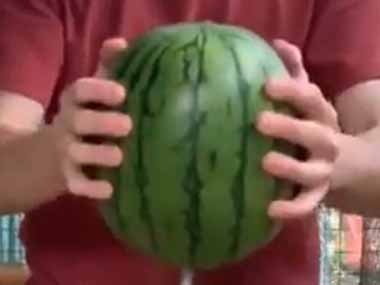 男が大きなスイカを串に刺した。いったい何が始まるんです？ → こうなります…