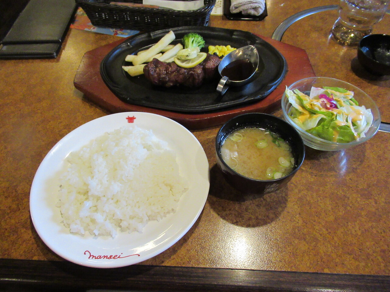 小平市 肉の万世 小平店 黒毛和牛ステーキランチ スモールサラダ ハラヘリ日記 Ii