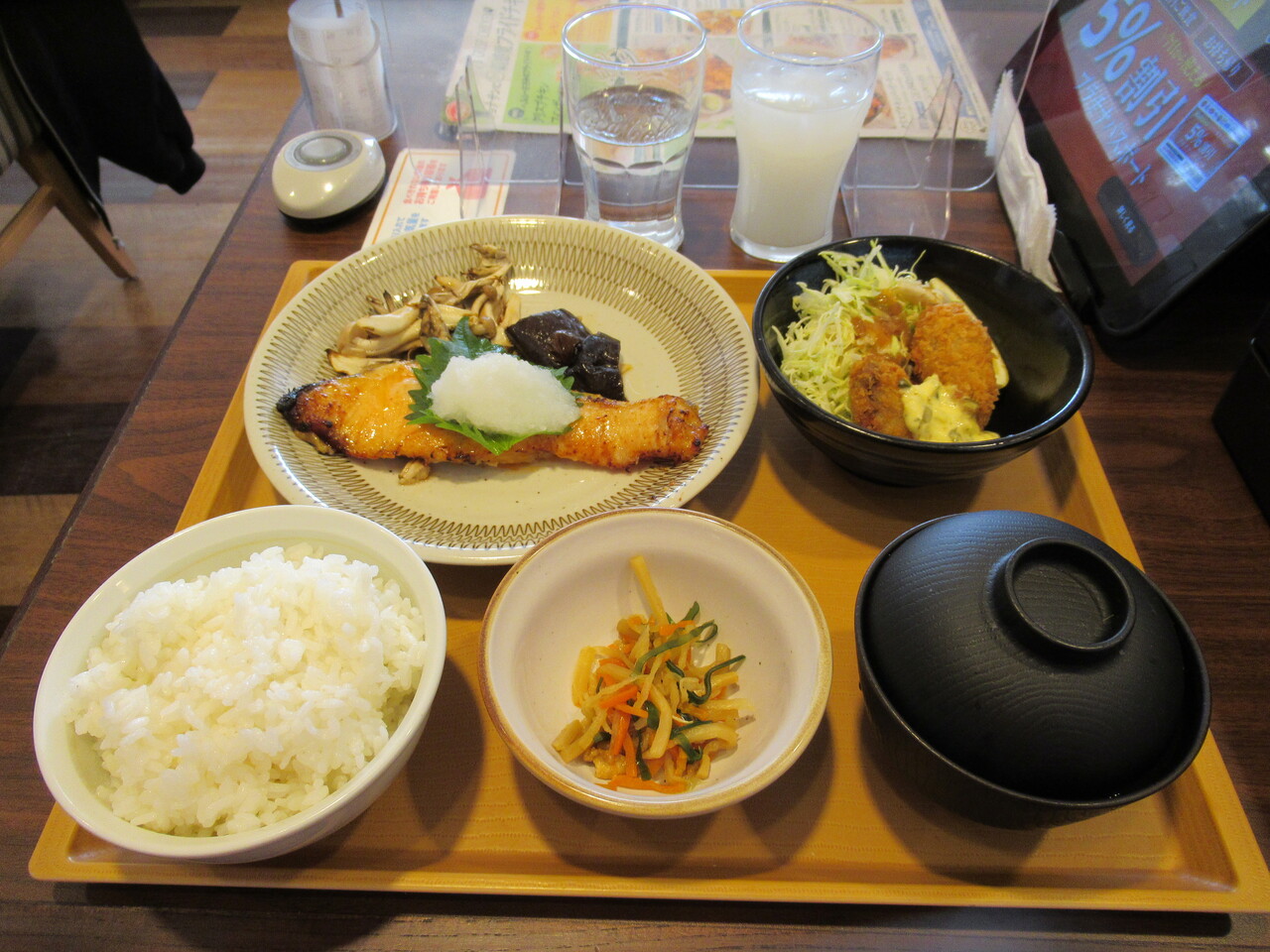 花小金井 ジョナサン 花小金井店 キングサーモンの西京焼きと広島産牡蠣フライ膳 ご飯大盛り ドリンクバー ハラヘリ日記 Ii