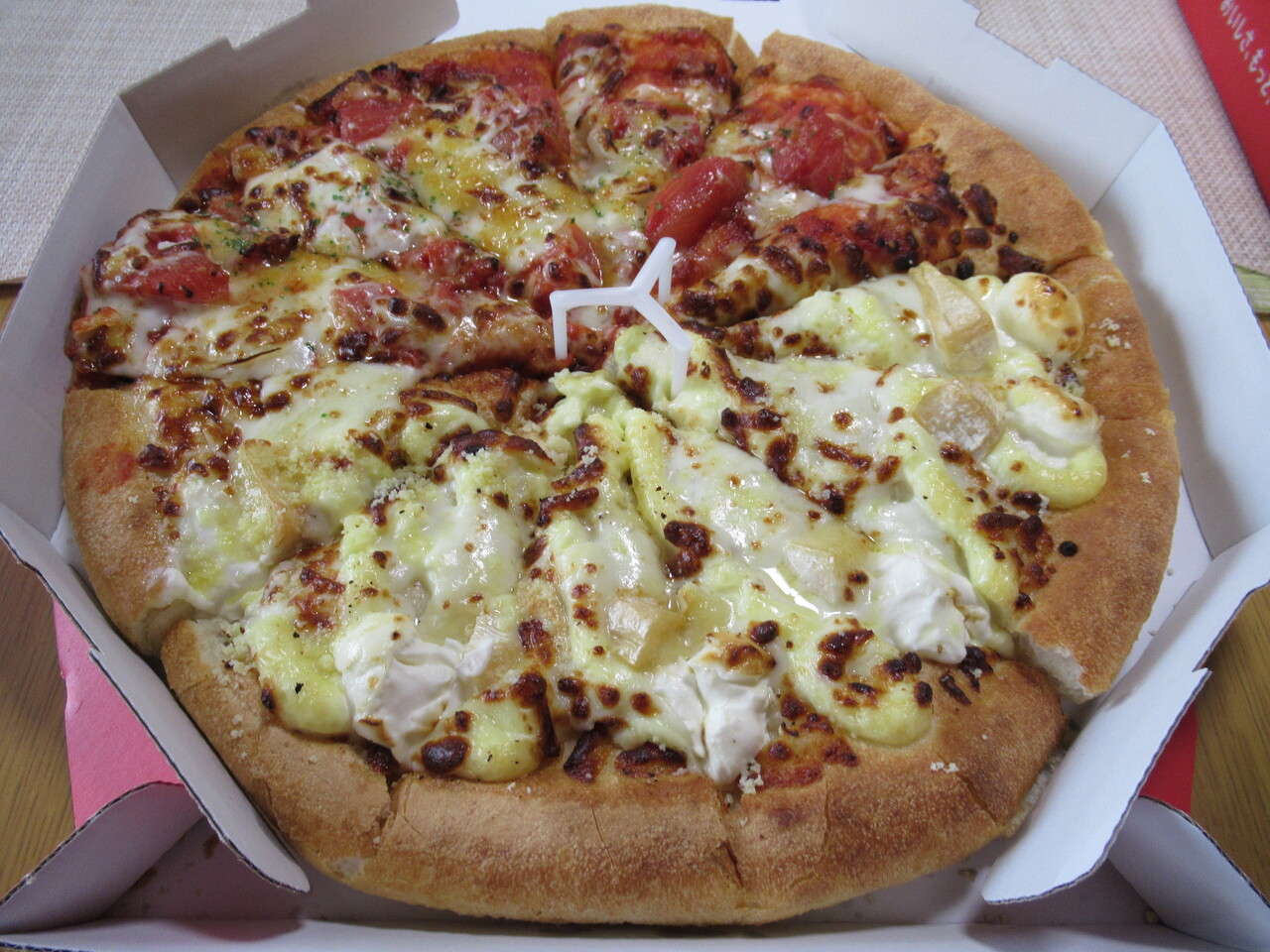 ピザハット とろける4種チーズのフォルマッジ 完熟トマトのチーズ チーズ ハーフ ハーフ Lサイズ チキンナゲットコンボ ハラヘリ日記 Ii