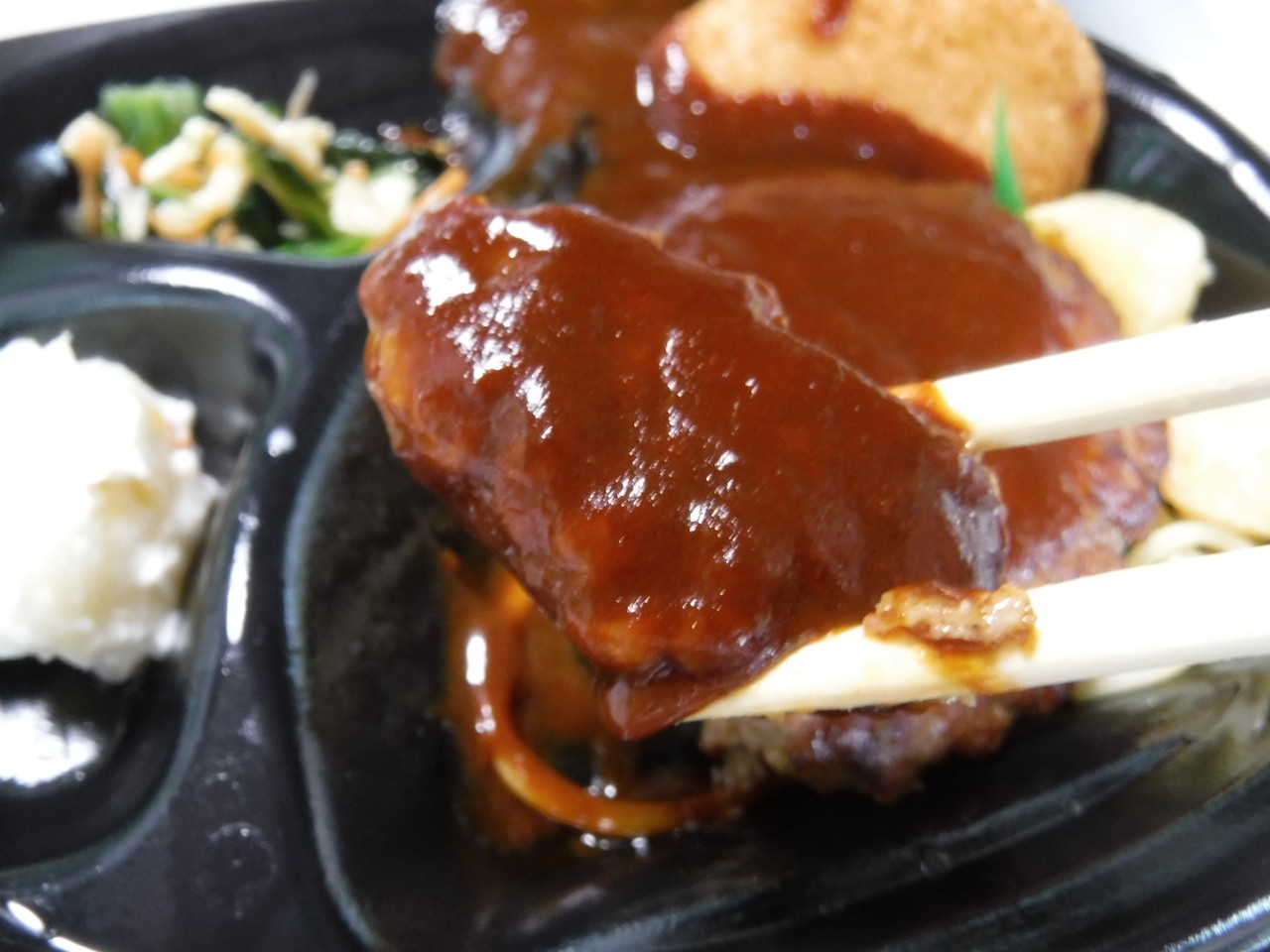 ほっともっと 「デミグラスハンバーグ弁当 ￥490、ネギおろし醤油ハンバーグ弁当 ￥490(各税込)」 ハラヘリ