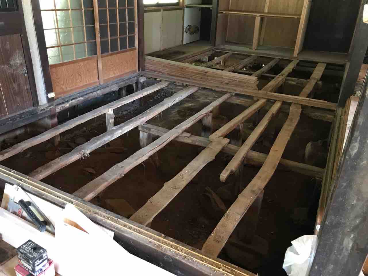 古民家再生 リビングの床づくり 自力建設 ガレージ 港の家 古民家再生 イマココ