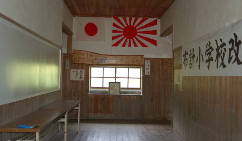 布計小学校の入口から・・・